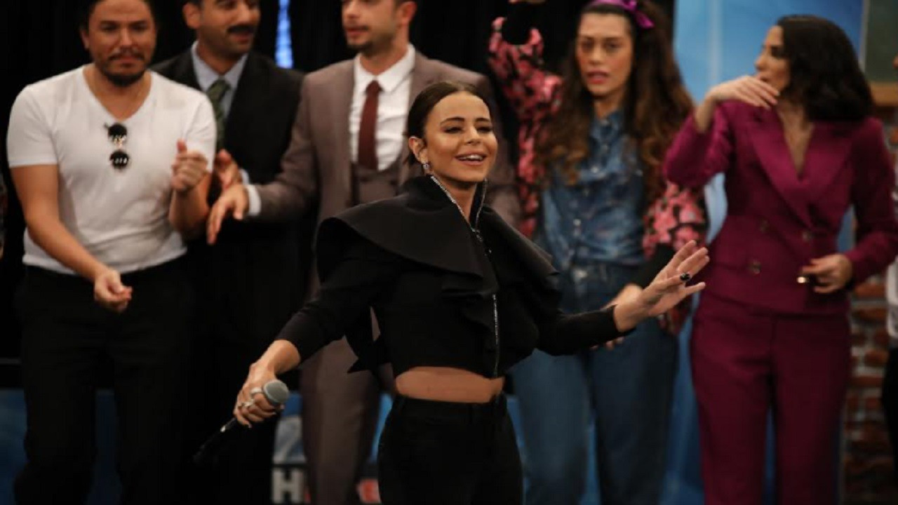 Cok Guzel Hareketler 2 Simge Sagin I Agirliyor