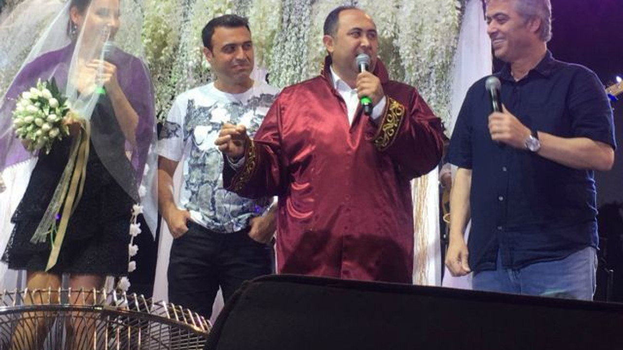 Funda Arar, 14 yıl sonra sahnede nikah tazeledi!