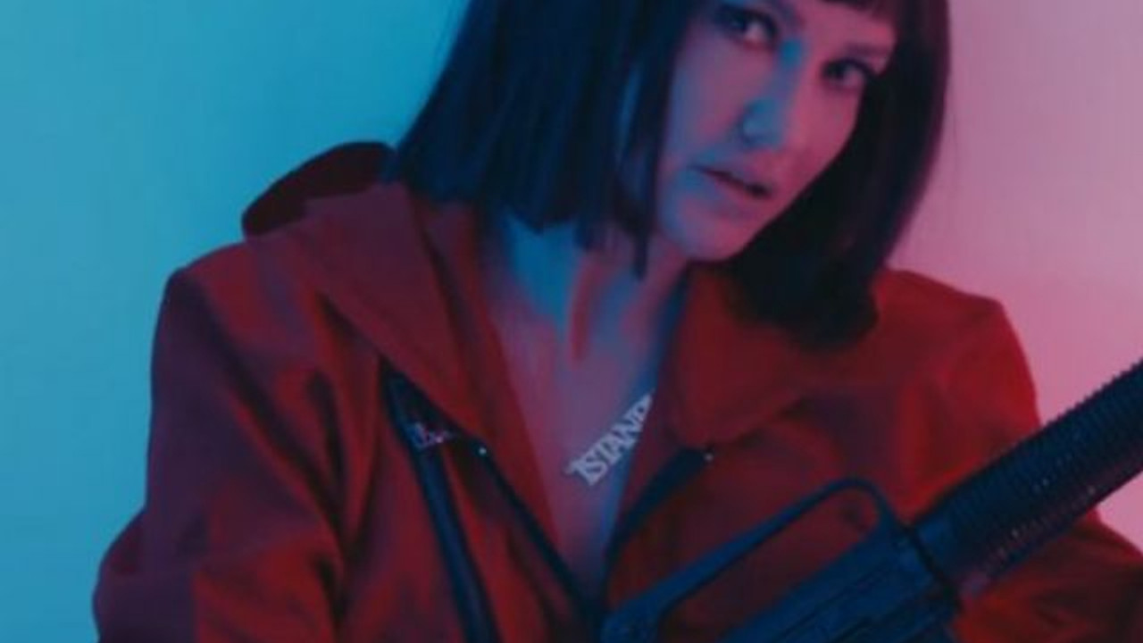 Hilal Cebeci�nin �Çav Bella� klibine tepki yağdı!