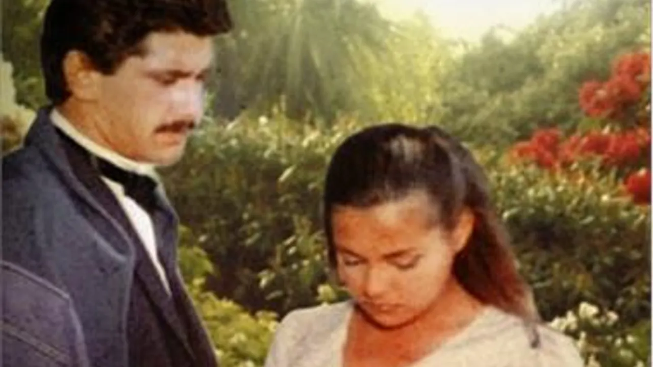 Calikusu Dizisinin Yeni Versiyonunda Hangi Oyuncular Rol Alacak Şimdi, hande erçel'in hayatına dair bilinmesi gerekenlere bir göz atalım… oyunculuk hayatına 2013 yılında çalıkuşu isimli dizi ile başlayan hande erçel, bu dizide zahide karakterini canlandırmıştır. calikusu dizisinin yeni versiyonunda