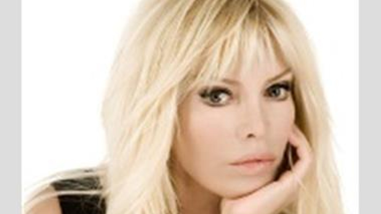 Ajda Pekkan A Fransa Dan Sanat Nisani
