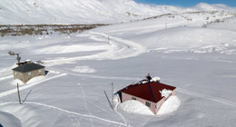 Tunceli'nin Ovacık ilçesi kara gömüldü. 1 haftadır yağan kar yağışı bazı köylerde 3 metreyi geçti. İşte Ovacık'tan kar görüntüleri