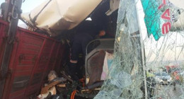 İşçi servisi ile kamyon çarpıştı. Kazada can pazarı yaşandı. Turgutlu-Manisa Karayolu'ndaki kazada ölü ve yaralılar var