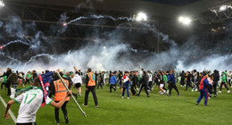 Ligue 1'de PSG ile birlikte en çok şampiyonluk yaşayan takım olan St. Etienne lige veda etti! Binlerce taraftar maçın ardından sahaya girerek ortalığı savaş alanına çevirdi