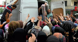 İstanbul Sultangazi'de 5 liralık halı izdihamı yaşandı