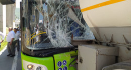 Halk otobüsü akaryakıt yüklü tankere çarptı. Faciadan dönüldü, 11 yolcu yaralandı