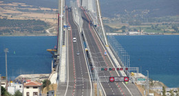 'Çanakkale Köprüsü'nde söküm başladı: 18 Mart'ta Erdoğan'ın katılımıyla açılmıştı. Köprü hizmete girdi, kedi yollarının sökümüne başlandı. Kedi yolları kaldırıldıktan sonra köprüde sadece beyaz renkteki ana halatlar kalacak