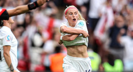 2022 Avrupa Kadınlar Futbol Şampiyonası Finali'nde Almanya'yı mağlup eden İngiltere'de, Chloe Kelly attığı golden formasını çıkardı!