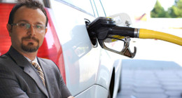 Benzin ve motorin 12 liraya inecek. Emtia Piyasaları Uzmanı benzin ve motorin litre fiyatları konusunda açıklama yaptı Brent petrol fiyatlarındaki dalgalanmaya dikkat çekti
