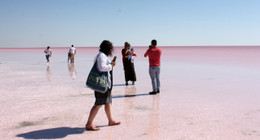 Türkiye'nin 2. büyük gölü olan Tuz Gölü'nde hayran bırakan manzara! Göl pembeye büründü