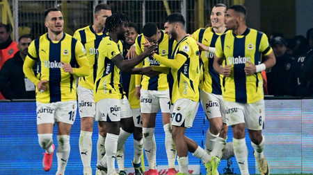 Fenerbahçe'de kadro baştan aşağı değişiyor. Bir isim daha ayrılığı sosyal medyadan duyurdu