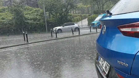 İstanbul'a dolu için alarm verilmişti! Bir anda bastırdı, yollar göle döndü