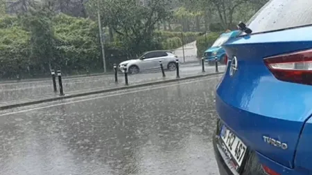 İstanbul'a dolu için alarm verilmişti! Bir anda bastırdı, yollar göle döndü