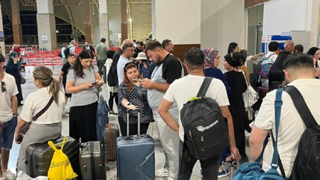 Diyarbakır'da havalimanının pisti çatladı! Uçuşlar geçici olarak durduruldu