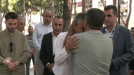 Cenazesinde protesto edilmişti. Şehit Enis Budak’ın babası, Özgür Özel'e, "Allah senden razı olsun" dedi. Alnından öptü