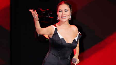 Antalya'yı Büyüledi Yeni Şarkı Müjdesi Verdi. Arka Arkaya İki Konser Veren Ebru Yaşar Fırtına Gibi Esti