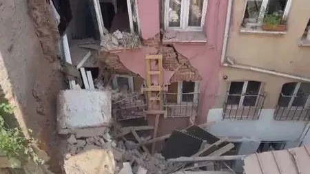 İstanbul'da korku dolu anlar! Üç katlı binanın balkonu çöktü... Çok sayıda bina tahliye edildi