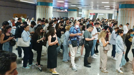 Yenikapı-Hacıosman metrosunda arıza! Kalabalık oluştu