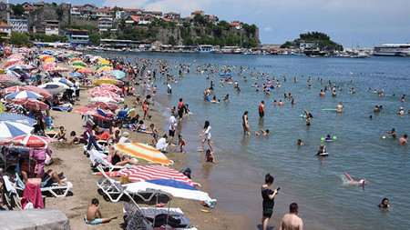 Herkes Oraya Akın Ediyordu. Denize Girmek Yasaklandı