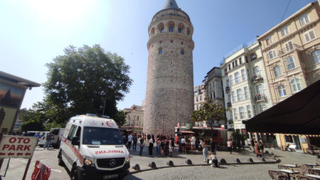 Galata Kulesi'nden düşen bir kişi hayatını kaybetti