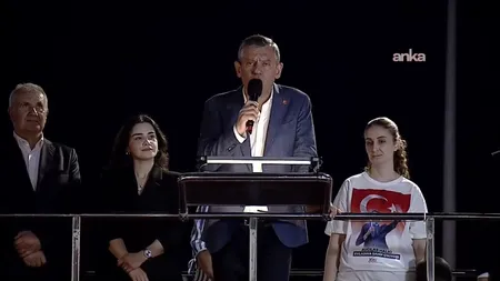 Özel'den AK Partili gençlere: Erdoğan’a deyin ki topu ver, biz CHP ile maç yapacağız