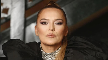Fazla kilolarından kurtulup bambaşka biri oldu! Demet Akalın'ın bikinili pozlarına sosyal medyada yorum yağıyor