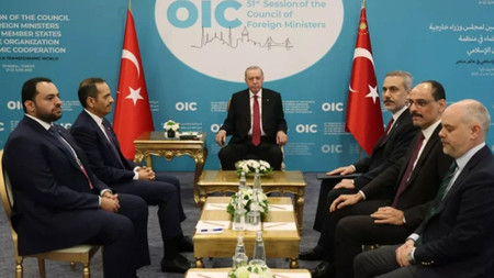 İslam İşbirliği Teşkilatı toplantısında kritik temaslar. Erdoğan, Arakçi dahil çeşitli ülkelerin temsilcileriyle görüştü