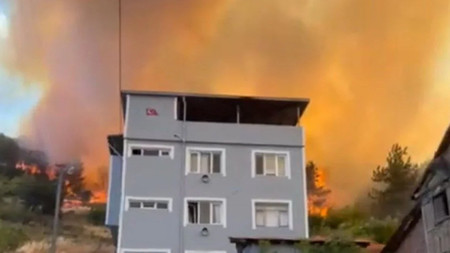 Bursa alevlere teslim! 5 ev tahliye edildi
