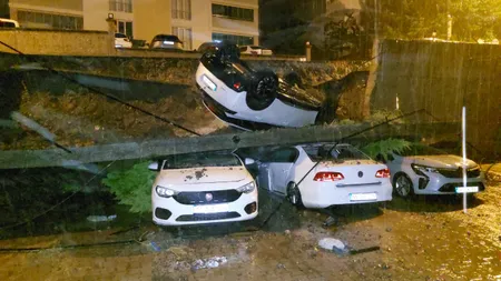 Samsun'da sağanak felaketi! İstinat duvarı araçların üzerine devrildi, su hattı patladı
