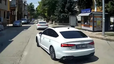 Düğün konvoyu için yol kesti, trafiği felç etti