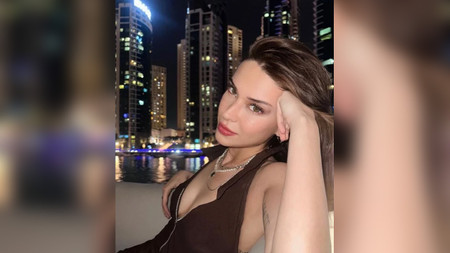 Devrim Özkan'dan cesur tatil pozları! Bakan bir daha baktı