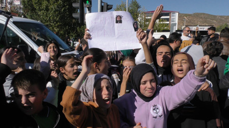 Ölümcül yolda öğrencilerden flaş eylem!