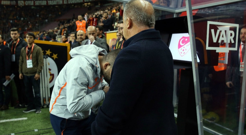 Arda Turan Fatih Terim’in elini öptü buzlar eridi