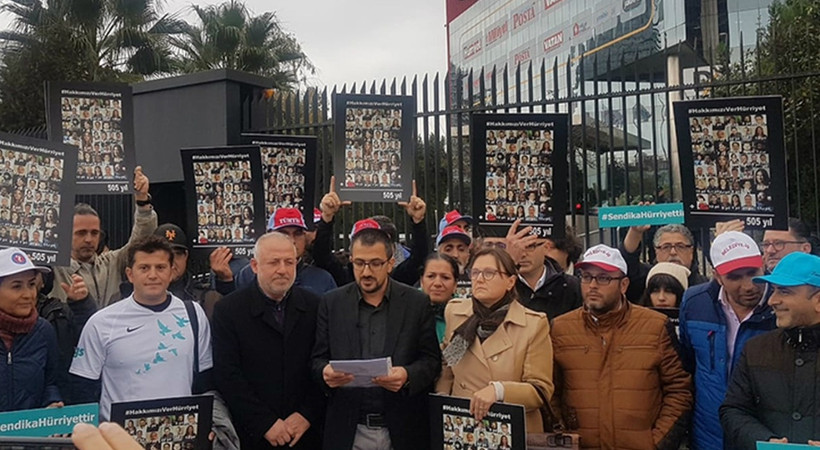 İşten çıkarılan gazeteciler, tazminatları için Hürriyet önünde eylem yapıyor!