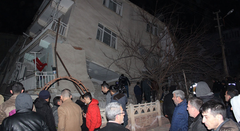 Son dakika! Elazığ'da 6.8 büyüklüğünde deprem!