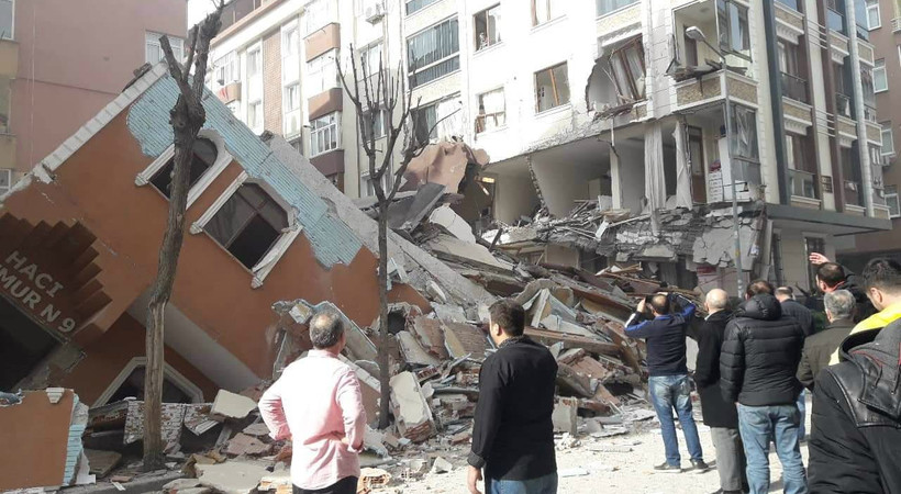 İstanbul Bahçelievler'de bir bina çöktü!