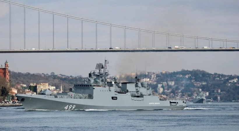 Rus fırkateyni İstanbul Boğazı’ndan geçti!