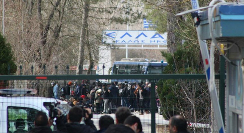 Yunanistan sınırını otobüsle kapattı!