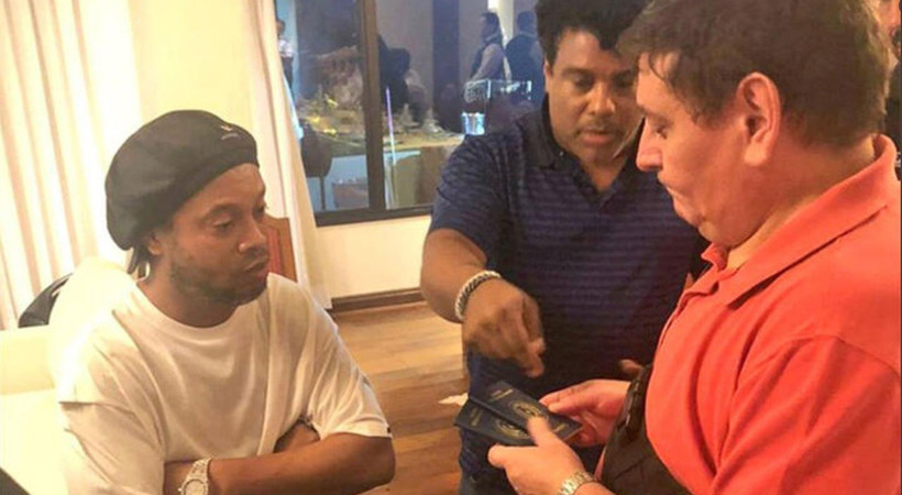 Dünyaca ünlü futbol yıldızı Ronaldinho Paraguay'da sahte pasaport nedeniyle gözaltına alındı