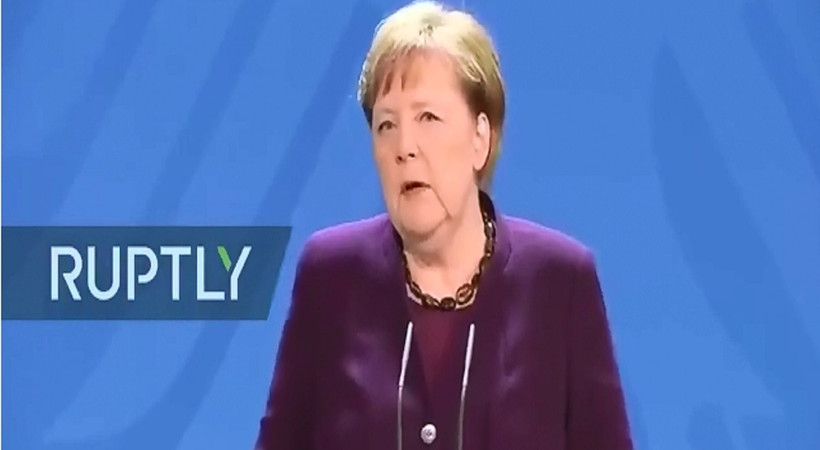 Merkel'in basın toplantısında dikkat çeken anlar