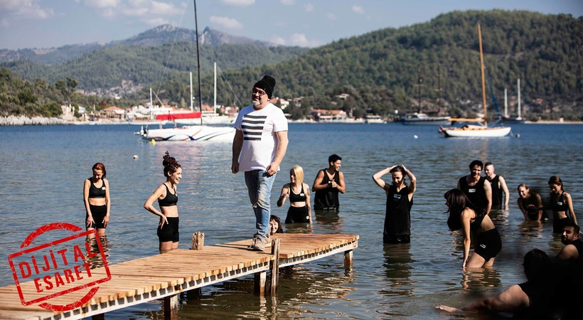 Oyuncular soğuğa aldırmadı, denize daldı