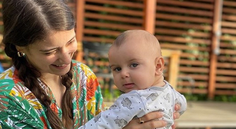 Hazal Kaya'dan bebeğiyle güldüren paylaşım