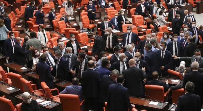 Sosyal medya düzenlemesi yasalaştı! Yeni yasa neler getiriyor?