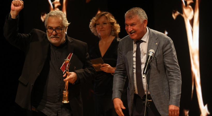 Rutkay Aziz, ödülü Türk Tabipleri Birliği'ne adadı