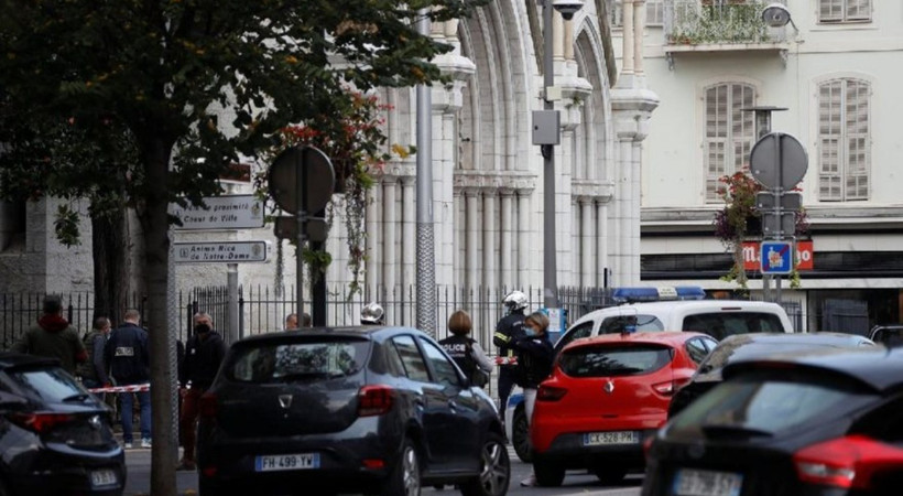 Fransa’da kilise yakınlarında bıçaklı saldırı!