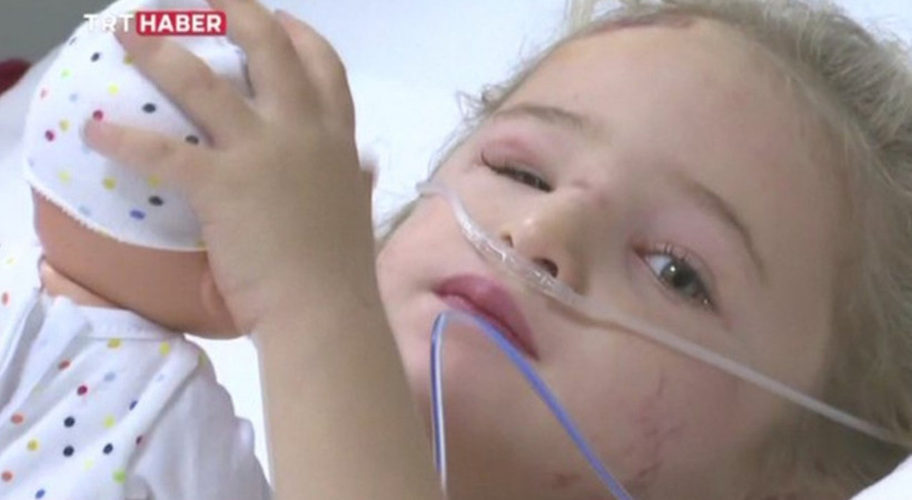 Enkazdan 65 saat sonra çıkarılmıştı... Minik Elif'in hastaneden ilk görüntüleri!