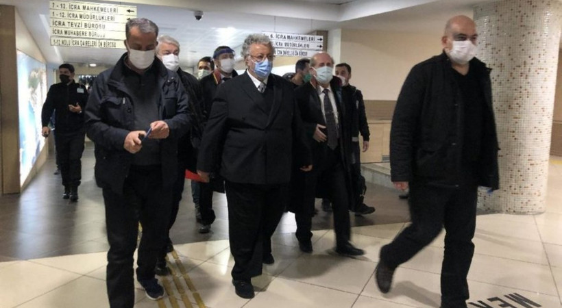 Cumhurbaşkanına hakaretten yargılanan Metin Akpınar hakim karşısına çıktı