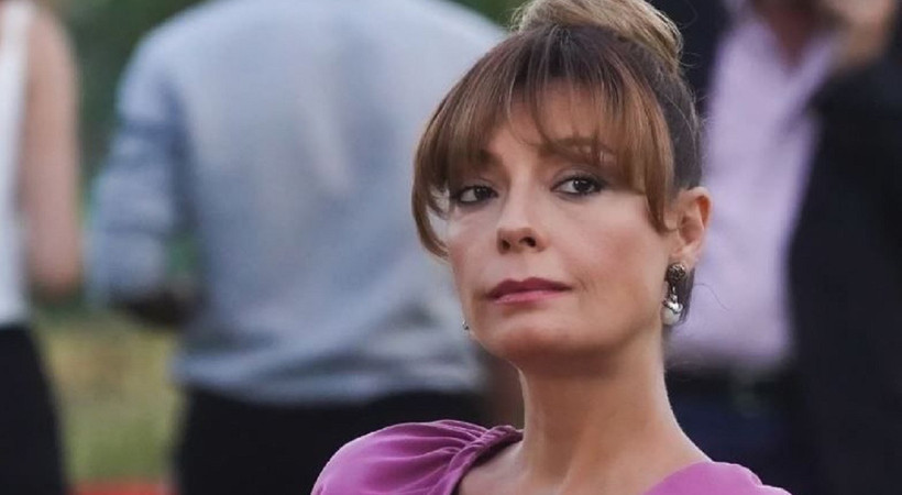 Özge Özder'den karnı burnunda poz