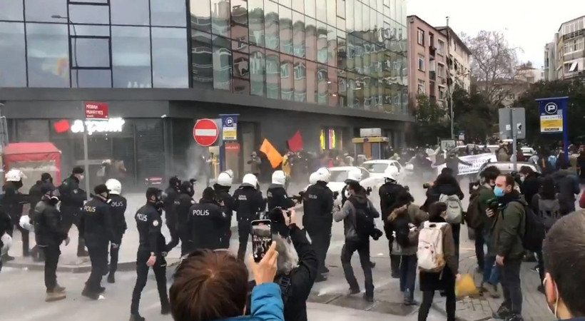 Boğaziçi’ne destek için Kadıköy’de toplananlara polis müdahalesi!