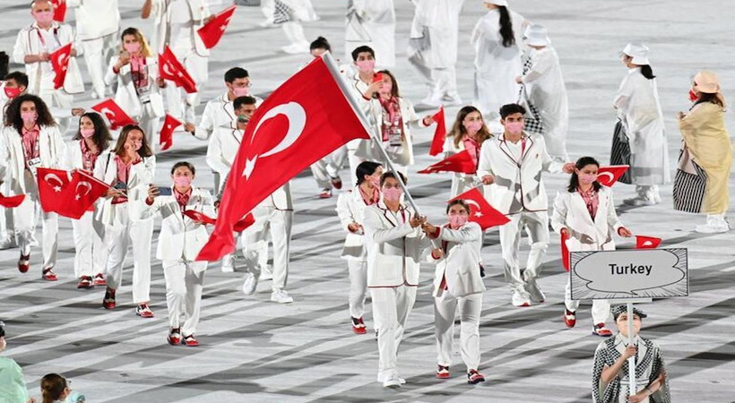 Tokyo Olimpiyatları'nda az önceki açılışta sporcularımızın giydiği kıyafetleri Cengiz Semercioğlu, Medyatava'ya değerlendirdi...